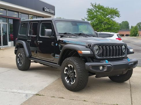 Used 2024 Jeep Wrangler Unlimited Rubicon 4xe w/ Convenience Group AWD/4WD image 16