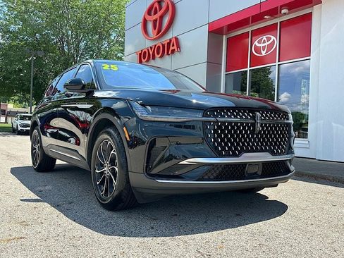 Used 2025 Lincoln Nautilus Premier AWD/4WD image 8