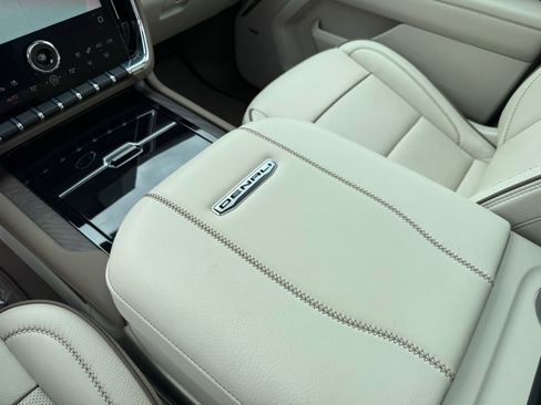 Used 2025 GMC Yukon XL Denali w/ Denali Reserve Package AWD/4WD image 36