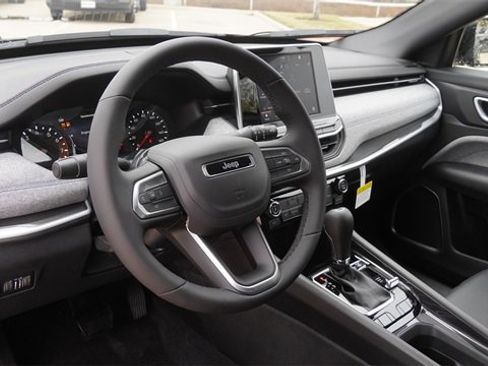 New 2026 Jeep Compass Latitude image 17