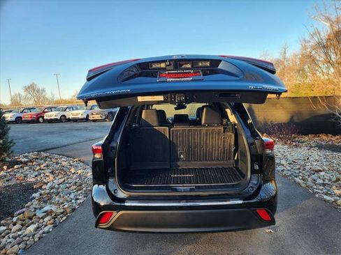 Used 2023 Toyota Highlander XLE image 24
