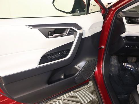 Used 2022 Toyota RAV4 XLE Premium image 39