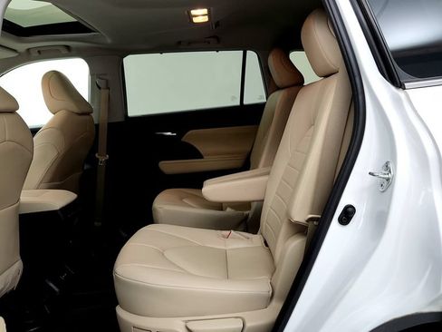 Used 2023 Toyota Highlander XLE AWD/4WD image 18