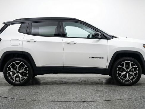 Used 2025 Jeep Compass Limited image 11