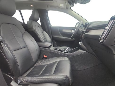 Used 2023 Volvo XC40 B5 Plus image 26