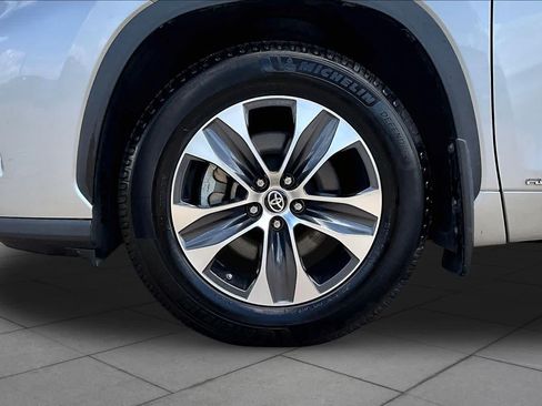 Used 2023 Toyota Highlander XLE AWD/4WD image 11
