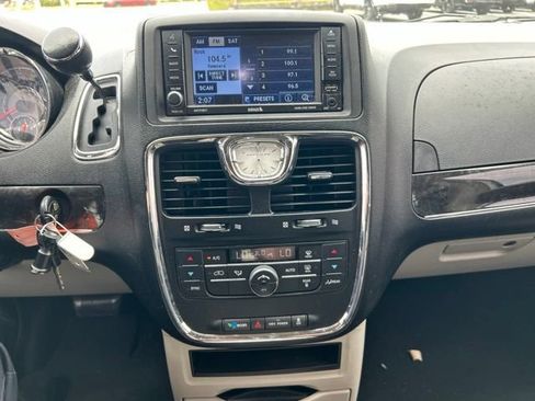 Used 2012 Chrysler Town & Country Touring w/ Entertainment Group #1 FWD image 17