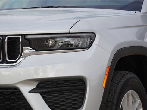 New 2025 Jeep Grand Cherokee Laredo image 4