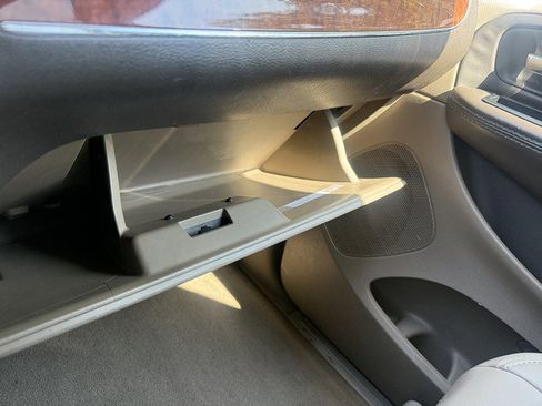 Used 2015 Chrysler Town & Country Touring image 31