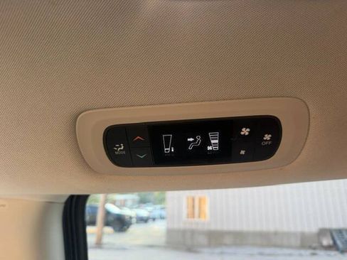 Used 2017 Chrysler Pacifica Touring w/ Tire & Wheel Group FWD image 16