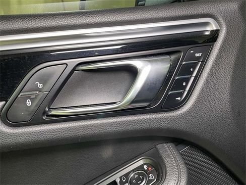 Used 2018 Porsche Macan image 38