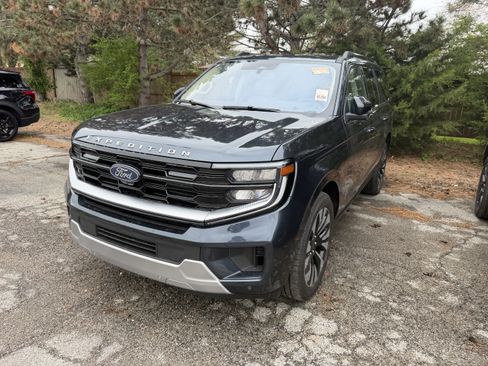 Used 2025 Ford Expedition Platinum w/ Driver's Package image 2