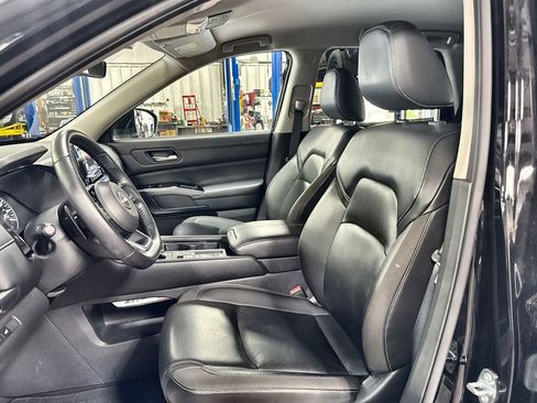 Used 2025 Nissan Pathfinder SL FWD image 12