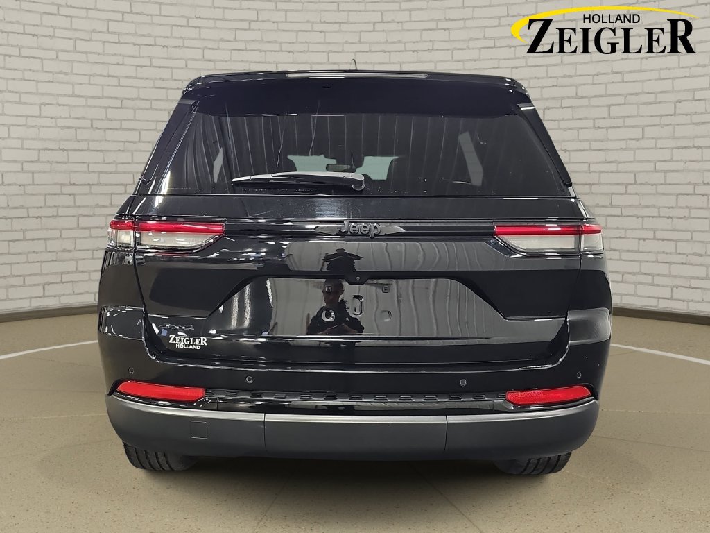 Used 2024 Jeep Grand Cherokee Altitude AWD/4WD image 6
