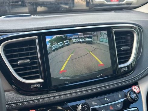 Used 2024 Chrysler Pacifica Limited FWD image 29
