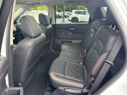 New 2026 Nissan Pathfinder Platinum FWD image 25