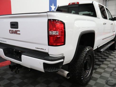 Used 2018 GMC Sierra 2500 Denali w/ Duramax Plus Package AWD/4WD image 18