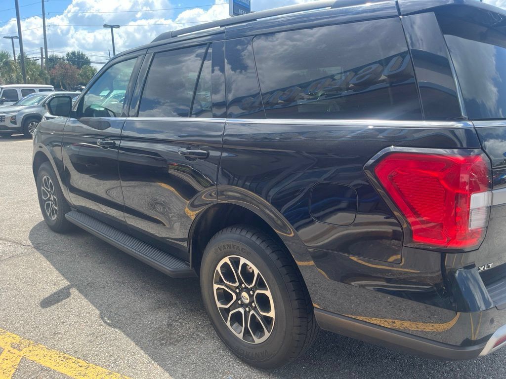 Used 2024 Ford Expedition XLT RWD image 3