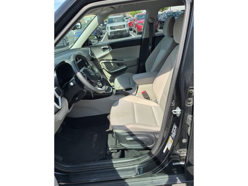 Used 2025 Kia Soul LX w/ LX Technology Package FWD image 13