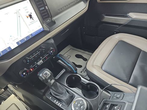 Used 2023 Ford Bronco Wildtrak image 29