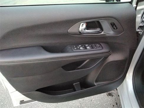 New 2026 Chrysler Pacifica Select image 29