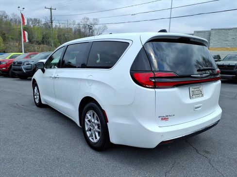 Used 2024 Chrysler Pacifica Touring-L image 3