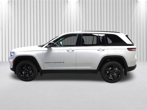 New 2025 Jeep Grand Cherokee Altitude image 7