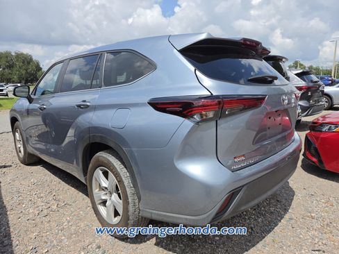 Used 2024 Toyota Highlander LE FWD image 10