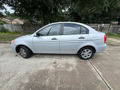 Used 2010 Hyundai Accent GLS FWD image 8