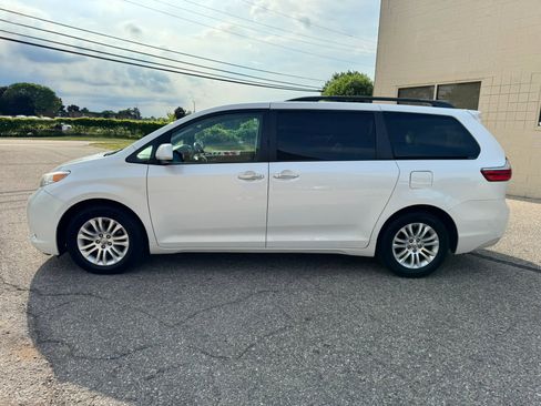Used 2017 Toyota Sienna XLE Premium FWD image 5