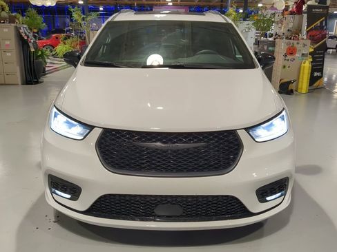 Used 2025 Chrysler Pacifica Limited FWD image 3