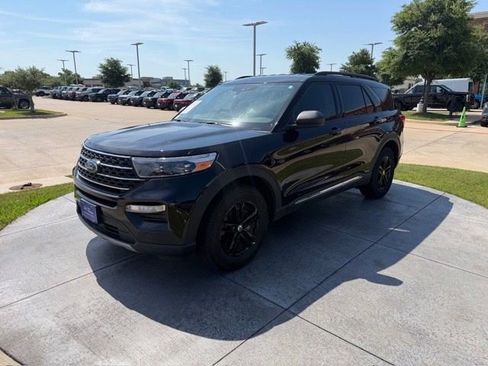 Certified 2021 Ford Explorer XLT w/ Equipment Group 202A RWD image 3