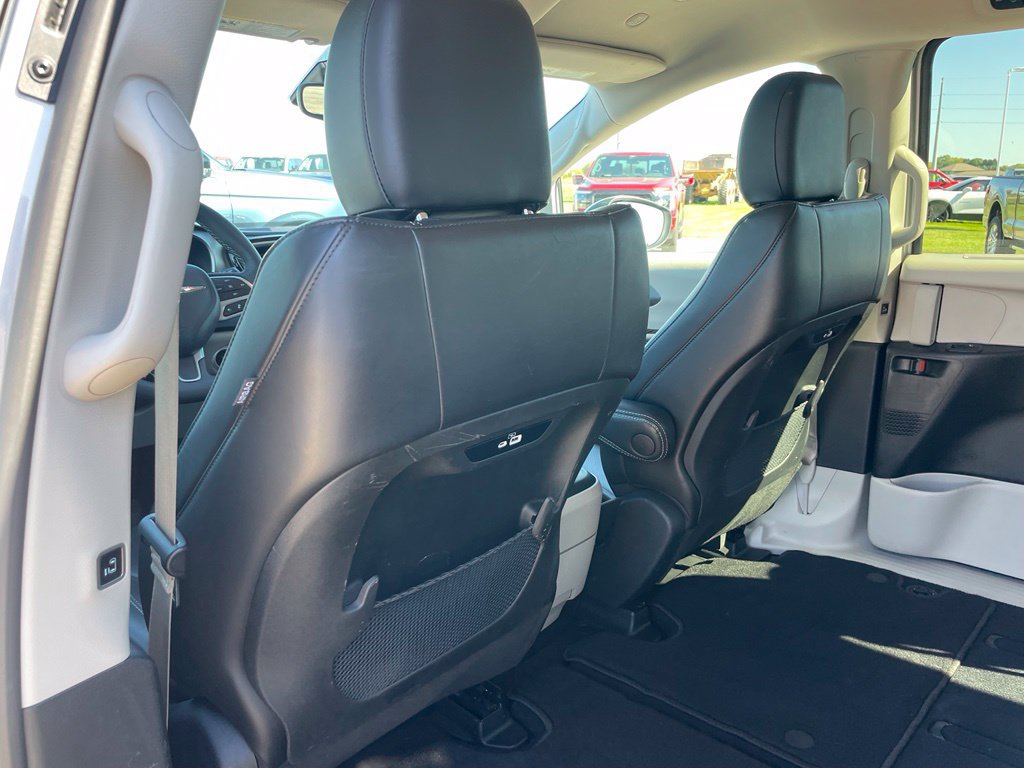 Used 2023 Chrysler Pacifica Touring-L FWD image 42