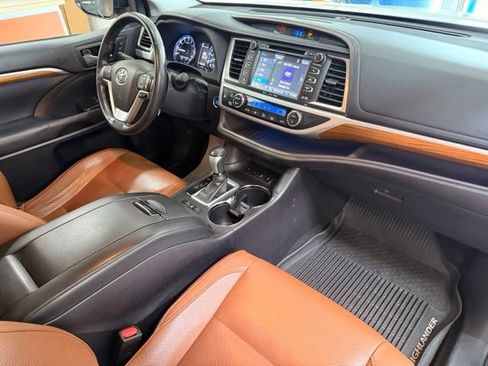 Used 2017 Toyota Highlander Limited AWD/4WD image 28