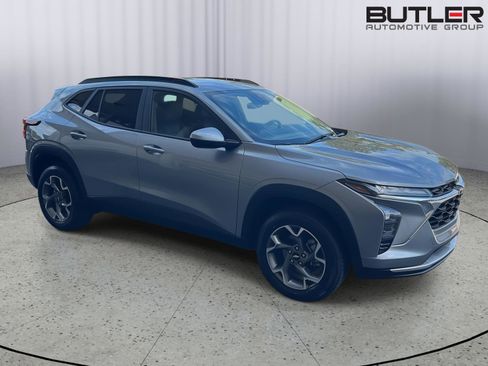 Used 2025 Chevrolet Trax LT image 8