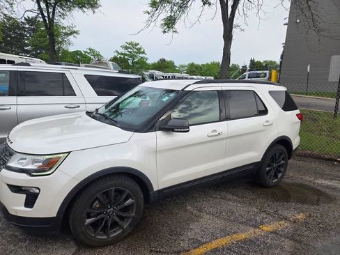Used 2018 Ford Explorer XLT w/ Equipment Group 202A FWD image 10