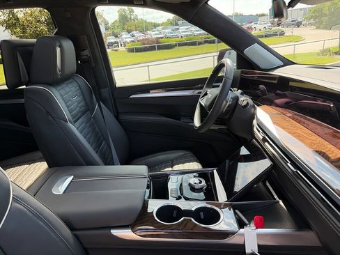 Used 2026 Cadillac Escalade Platinum Sport w/ LPO, ONYX Package AWD/4WD image 39