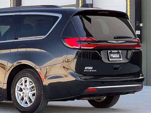 Used 2022 Chrysler Pacifica Touring-L FWD image 36