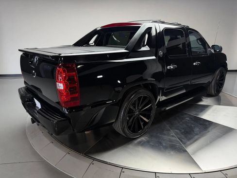 Used 2013 Chevrolet Avalanche LTZ RWD image 2
