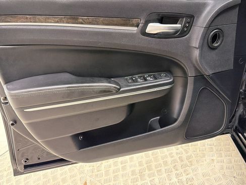 Used 2017 Chrysler 300 C RWD image 12