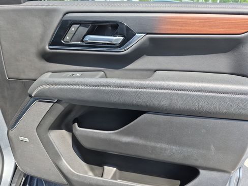 Used 2025 GMC Yukon Denali RWD image 35
