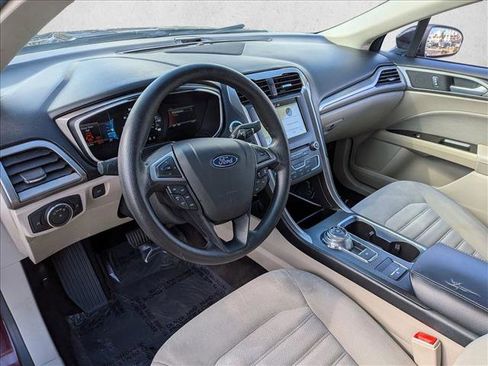 Used 2017 Ford Fusion SE w/ Fusion SE Technology Package image 9