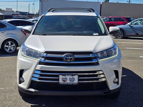 Used 2017 Toyota Highlander Limited AWD/4WD image 2