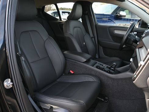 Used 2025 Volvo XC40 B5 Core image 18