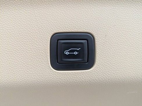 Used 2021 Cadillac Escalade Premium Luxury image 20