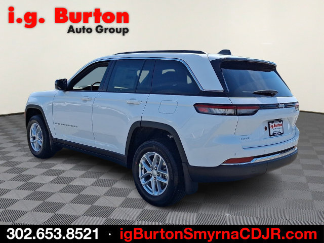 New 2026 Jeep Grand Cherokee Laredo w/ MOPAR Finishing Package AWD/4WD image 3