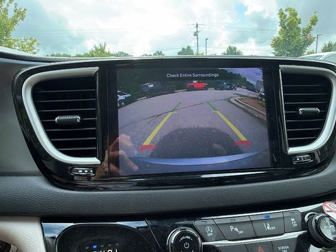 Used 2024 Chrysler Pacifica Touring-L FWD image 31