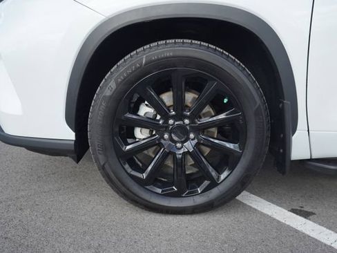 Used 2024 Toyota Highlander LE image 11