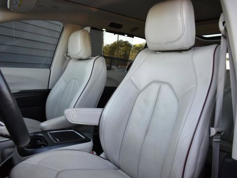 Used 2020 Chrysler Pacifica Limited image 24