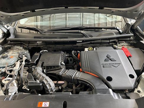 New 2025 Mitsubishi Outlander ES image 28